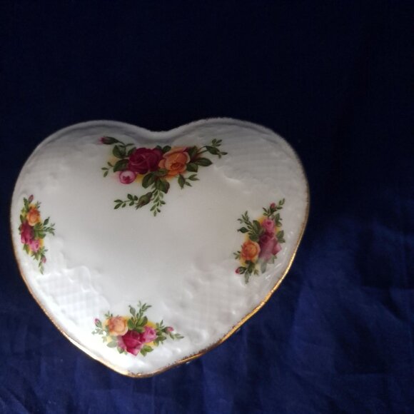 Royal Albert Old Country Roses Heart-Shaped Bone China Trinket Box - Picture 7 of 13